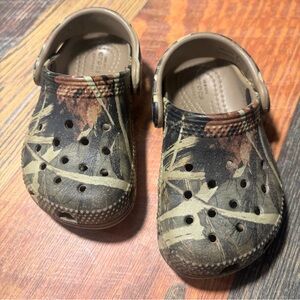 CROCS Kids Clogs in Camouflage Brown and Olive